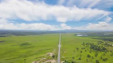 草原公路白云风景视频的预览图